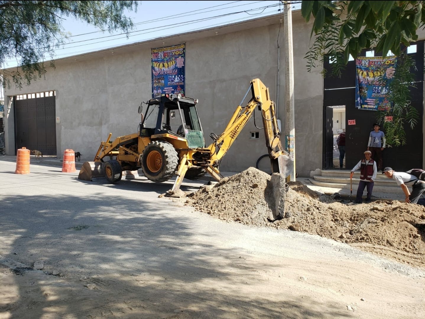 Maquinaria realizando trabajo de excavación