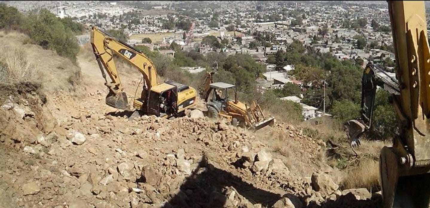 Maquinaria en trabajo de terreno inclinado