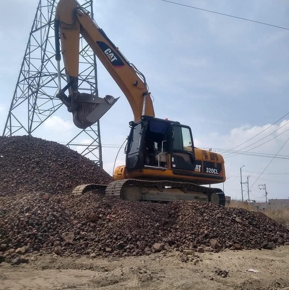 Excavadora cargando material